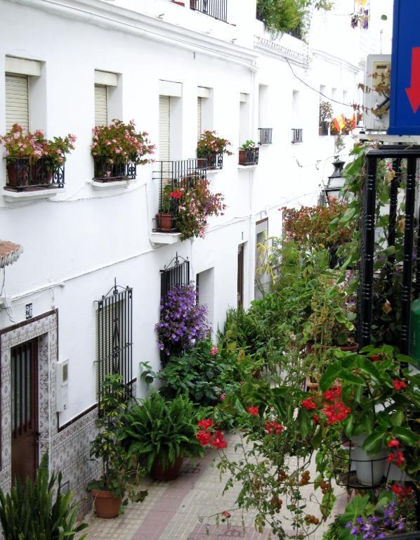 Hostal La Pilarica Marbella Exterior photo